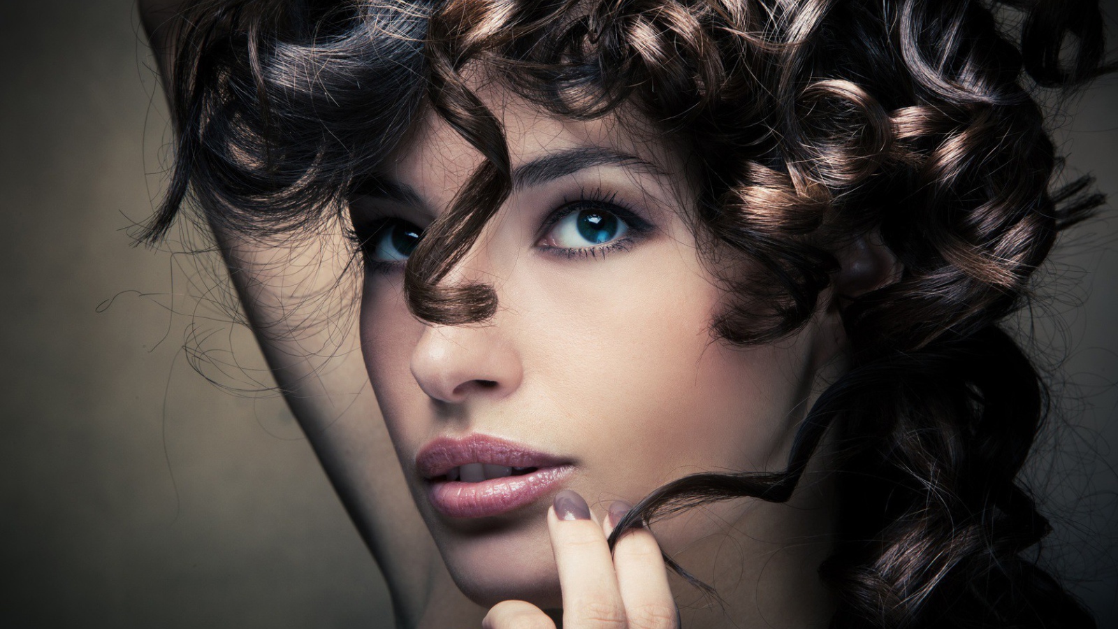 Модель с кудрявыми волосами