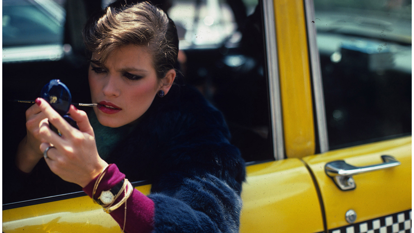 Фотография девушки в такси