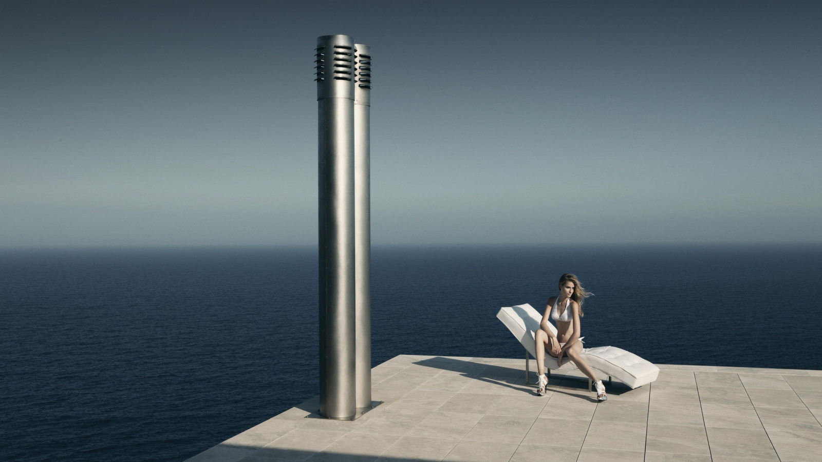 Девушка сидит у моря