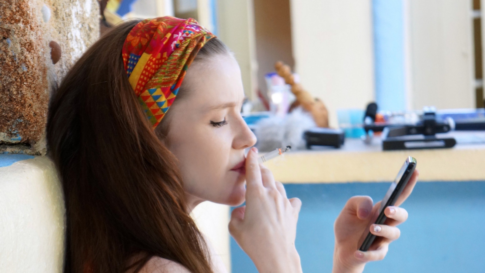 Девушка с телефоном набирает номер