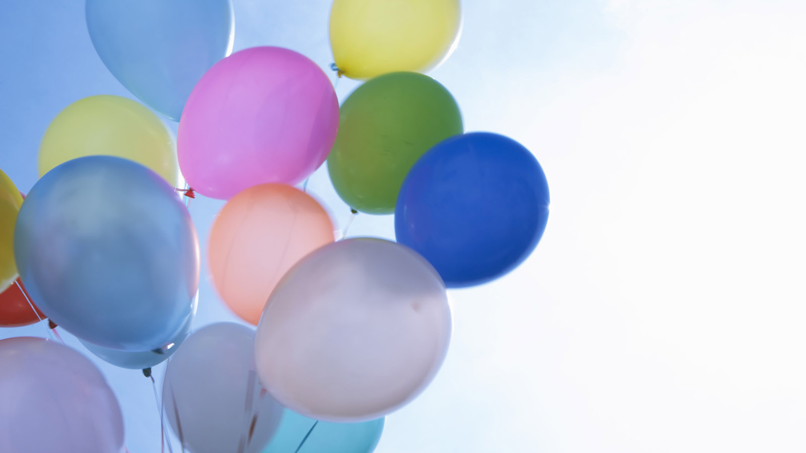 Шары на фоне неба на день рождения