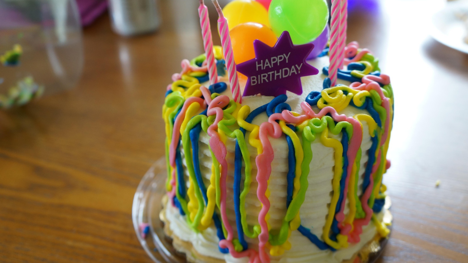 Весёлый разноцветный торт на день рождения