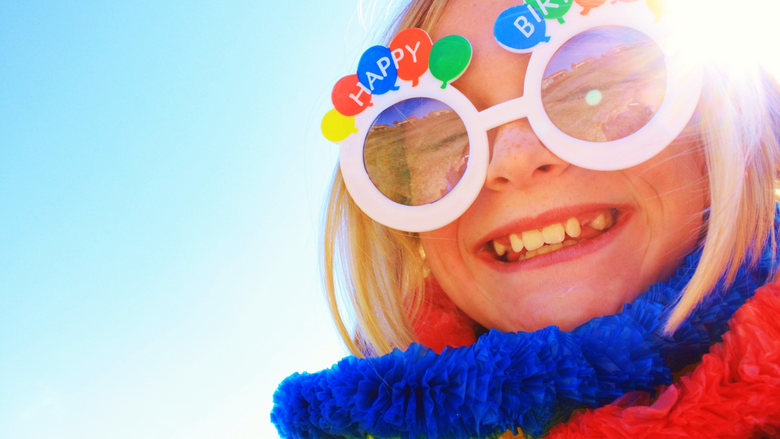 Девочка в смешных очках на день рождения