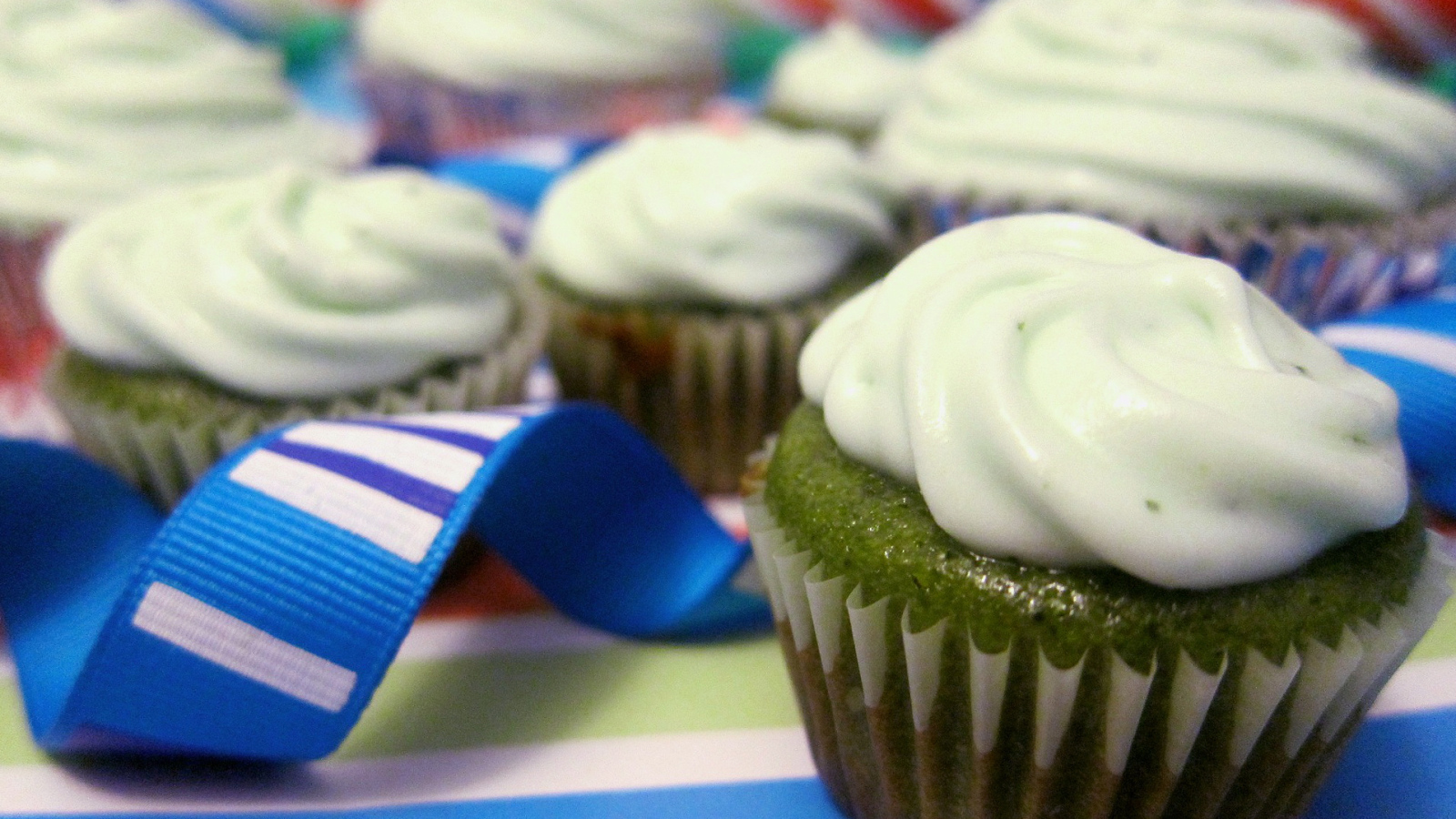 Зелёный кекс на день рождения