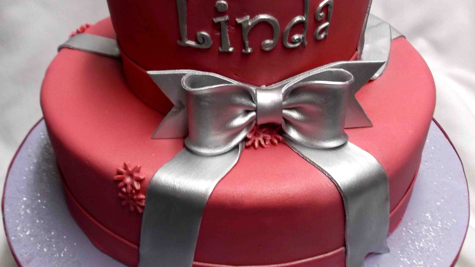 Розовый и серебристый торт на день рождения