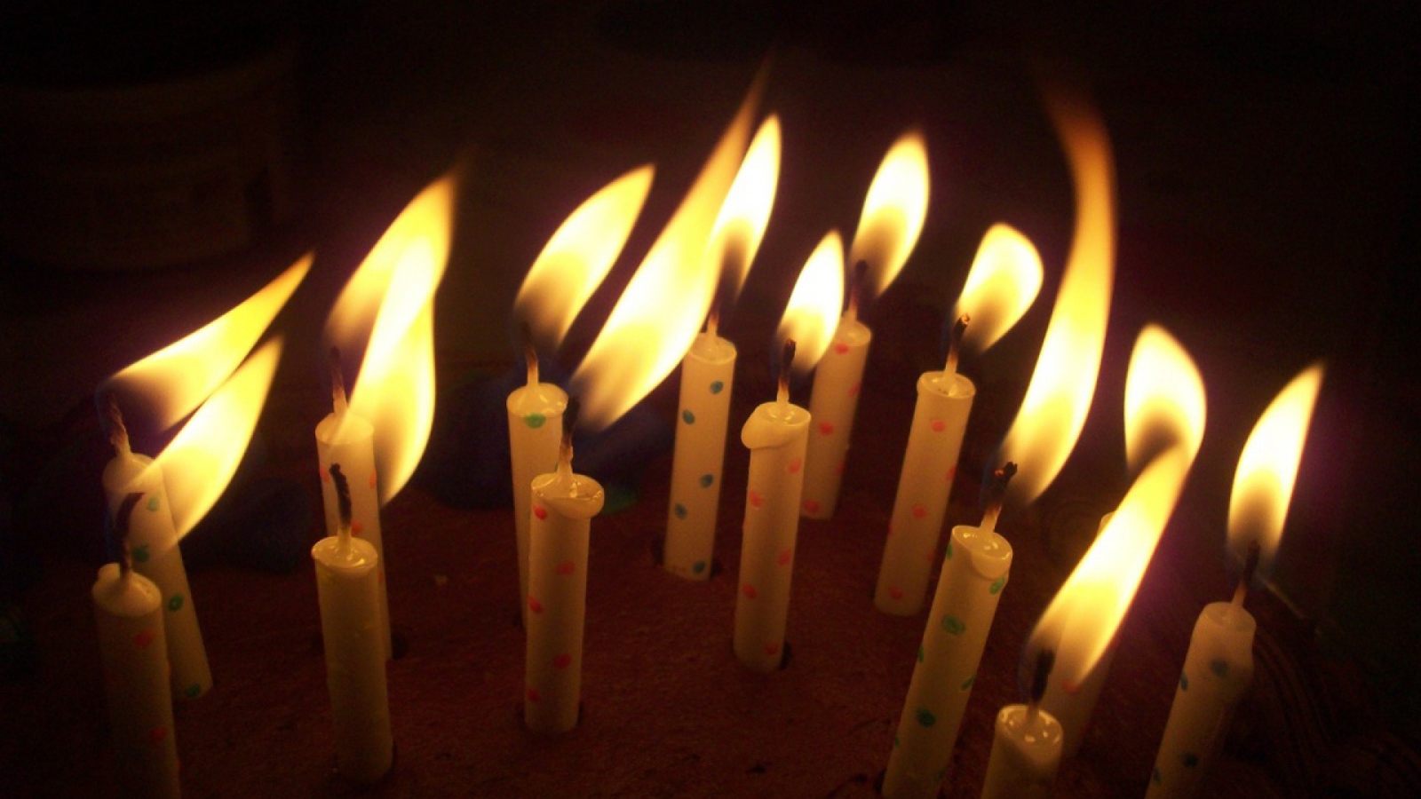 Пламя свечей на день рождения