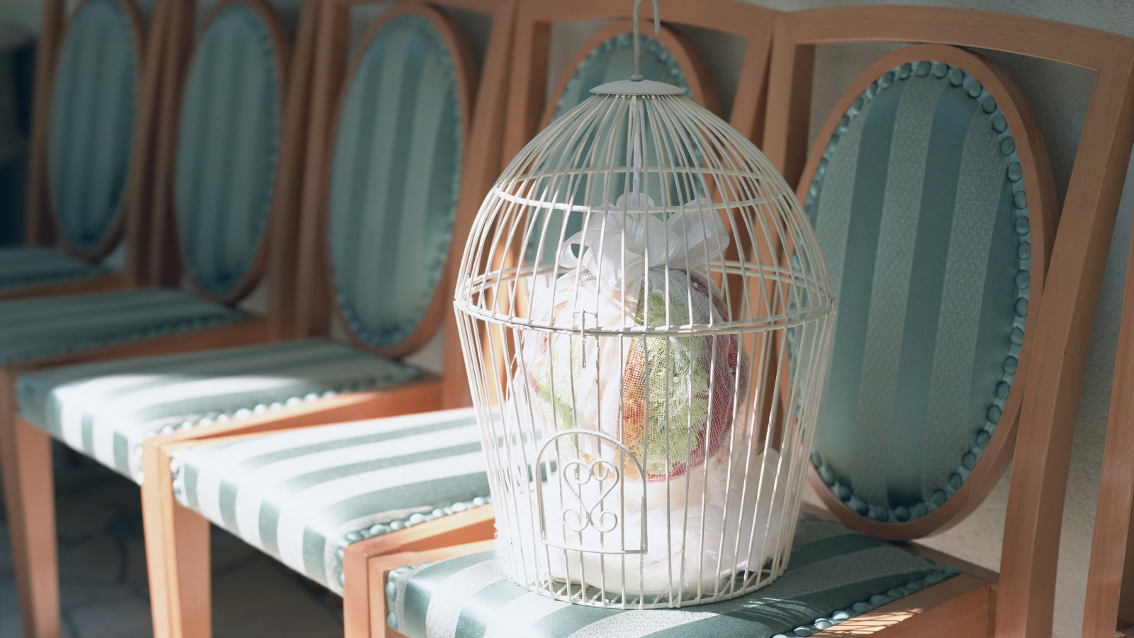 Свадебный подарок в белой клетке