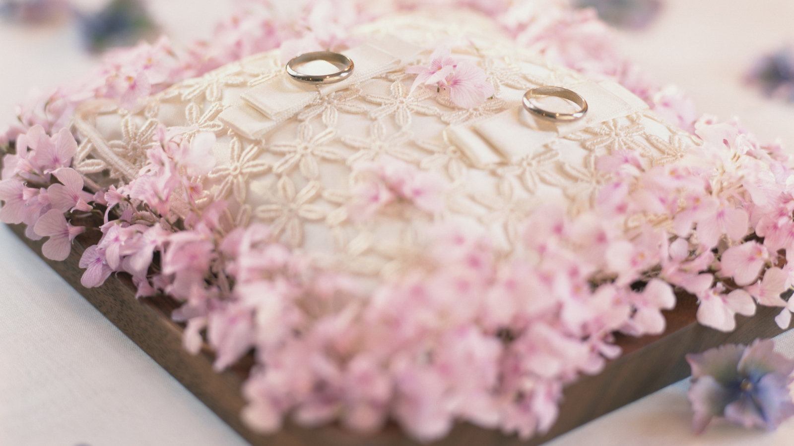 Подушка с кольцами на свадьбу