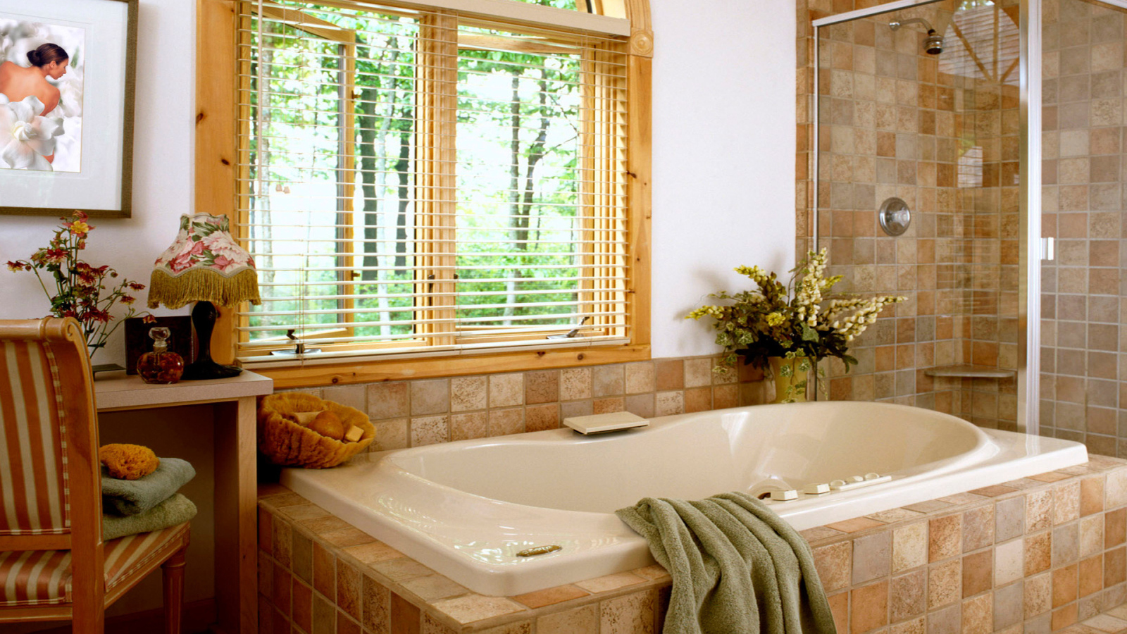 Интерьер ванной комнаты с душем