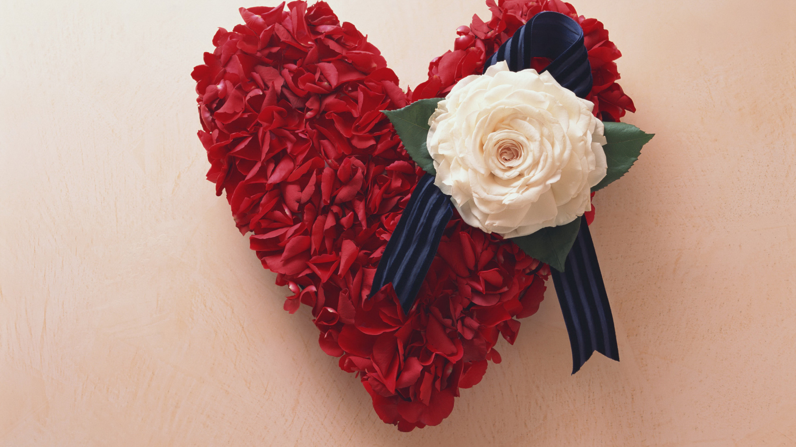 Сердечко из лепестков