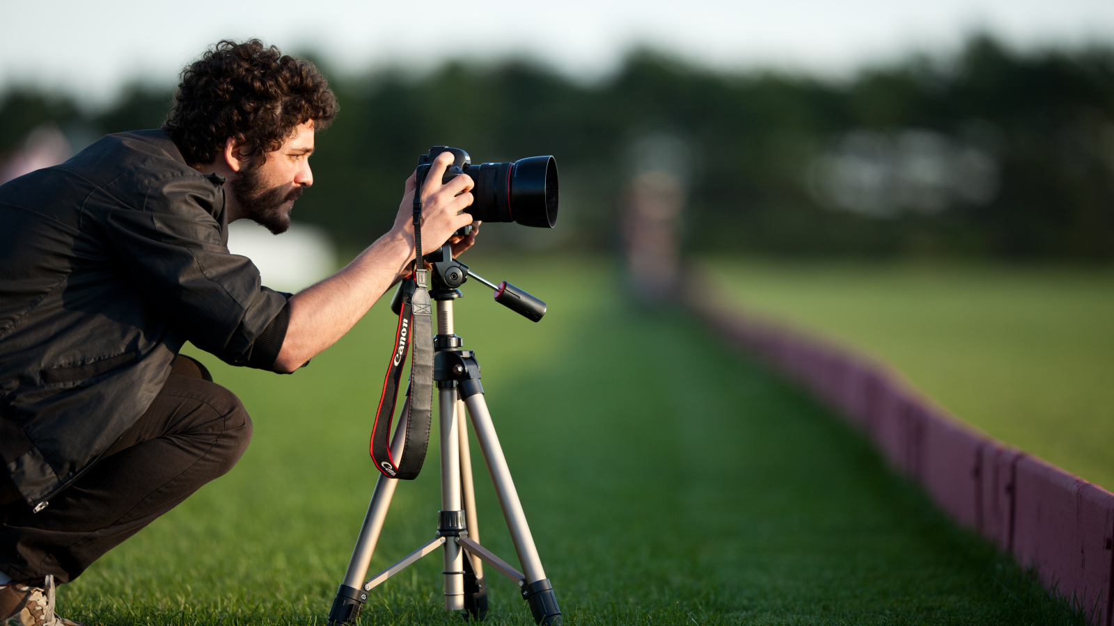 Мужчина делает фотоснимок