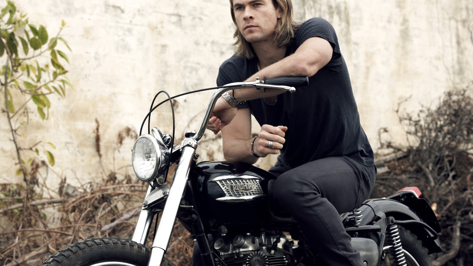Австралийский актер на мотоцикле