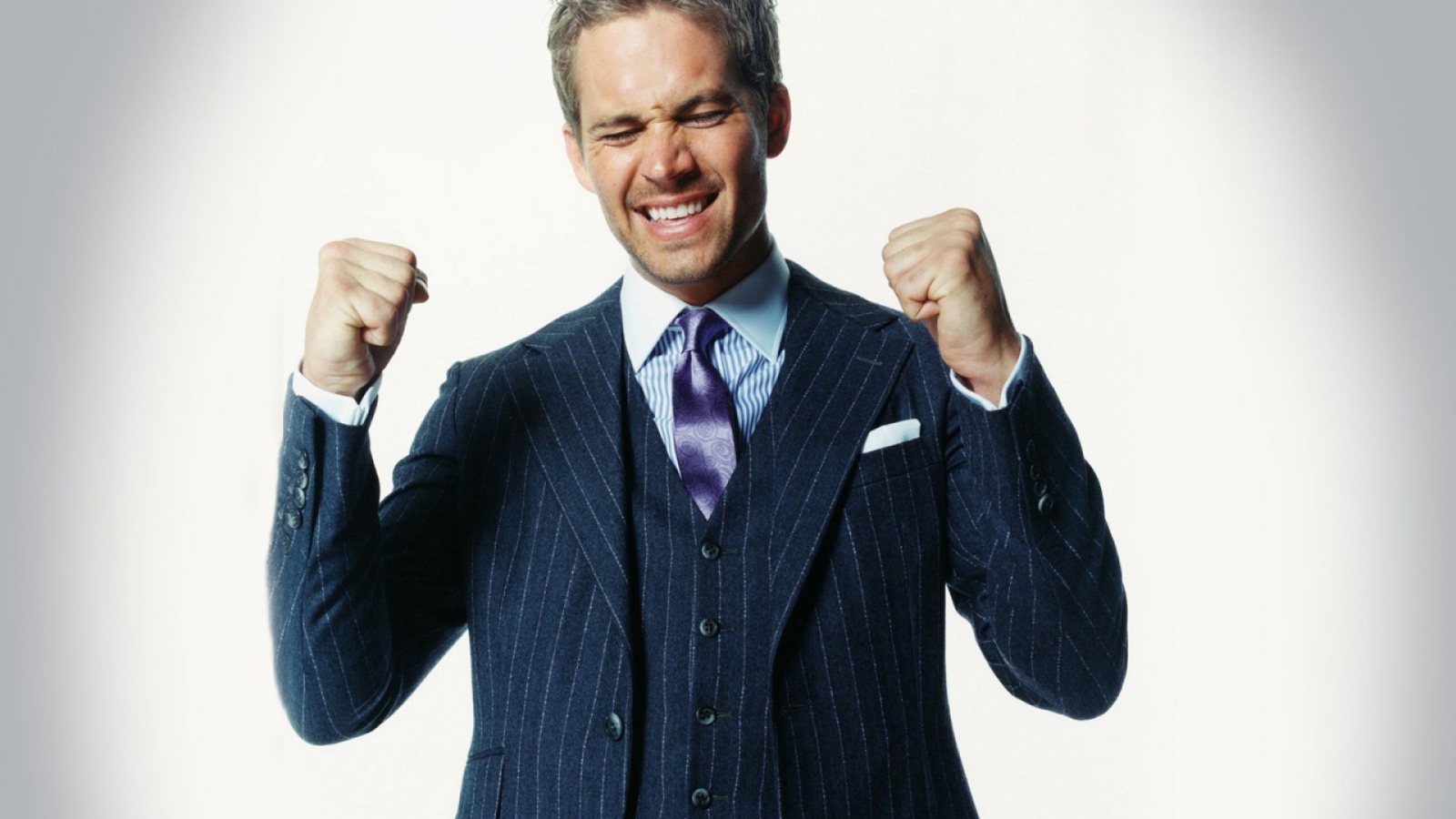 Известный актер Пол Уокер в красивом костюме