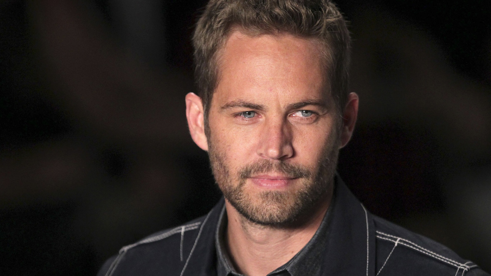 Известный актер Пол Уокер в рубашке