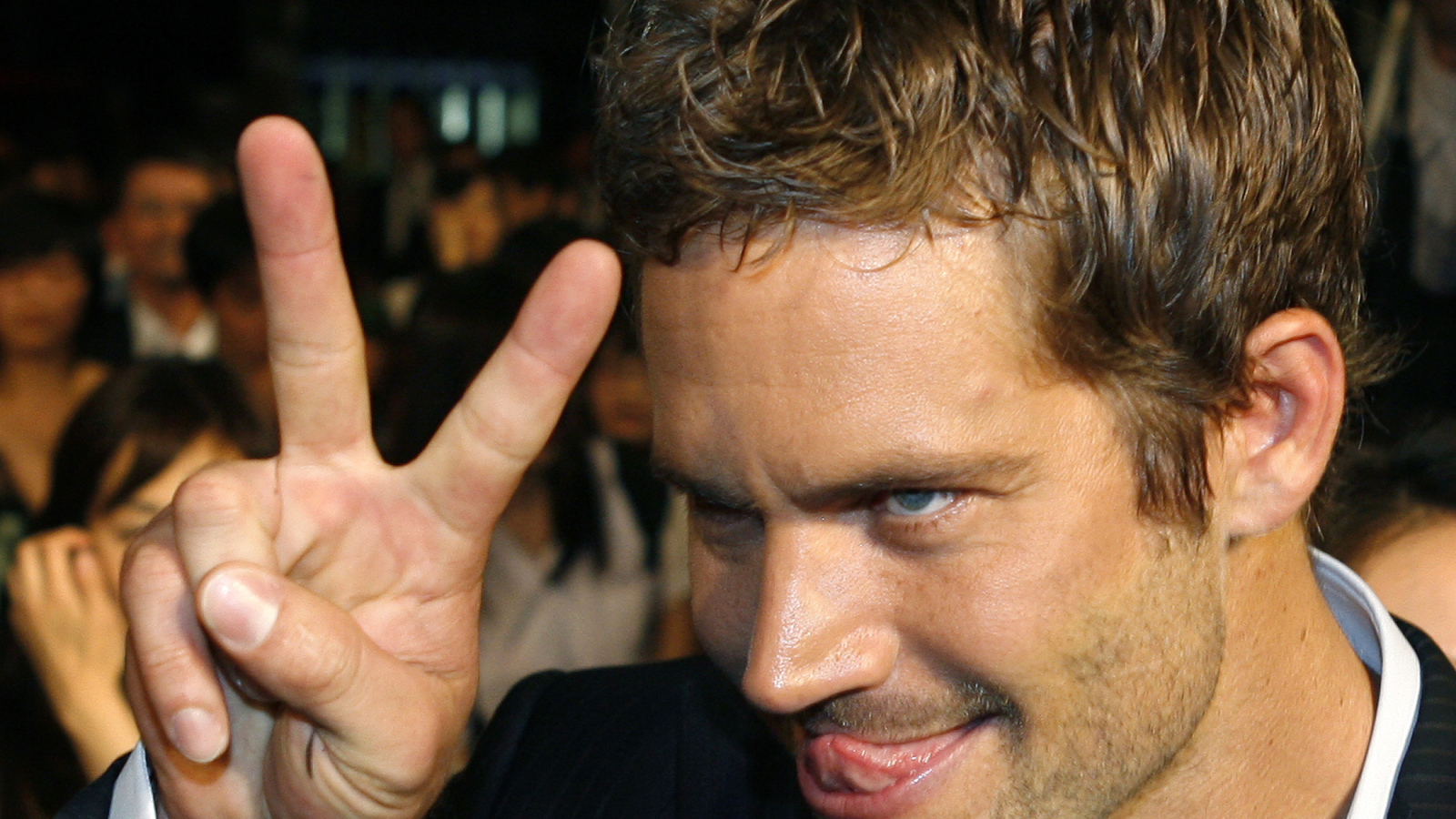 Известный актер Пол Уокер со знаком мира