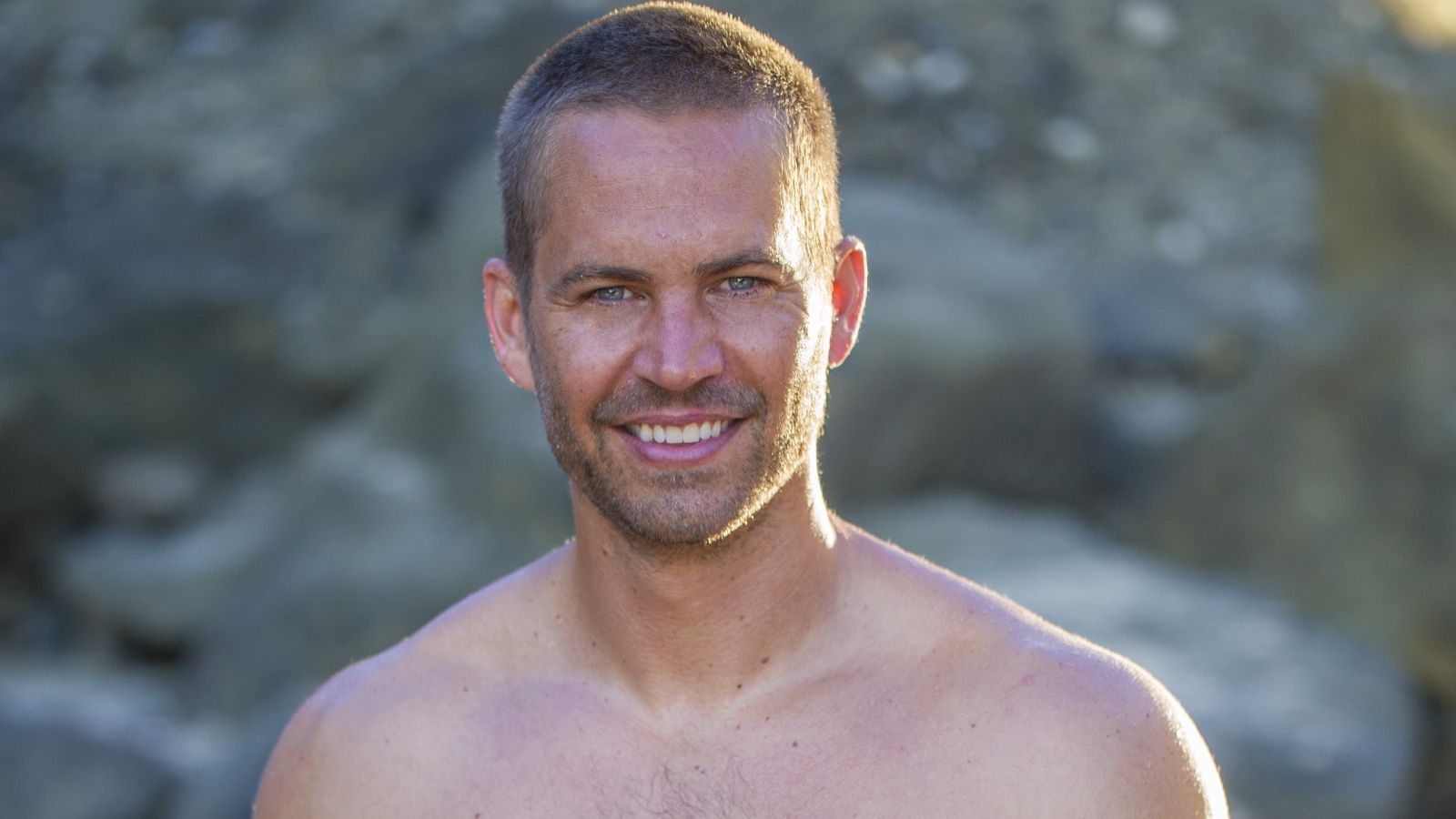 Известный актер из фильма Форсаж Пол Уокер около водопада