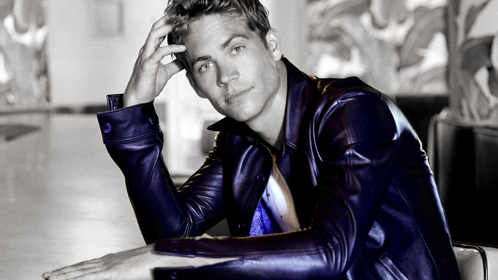 Пол Уокер в фиолетовой куртке