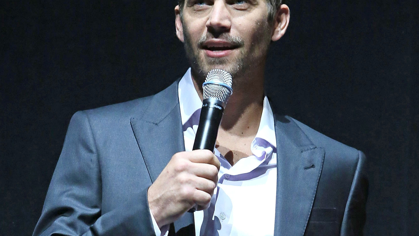 Пол Уокер говорит в микрофон