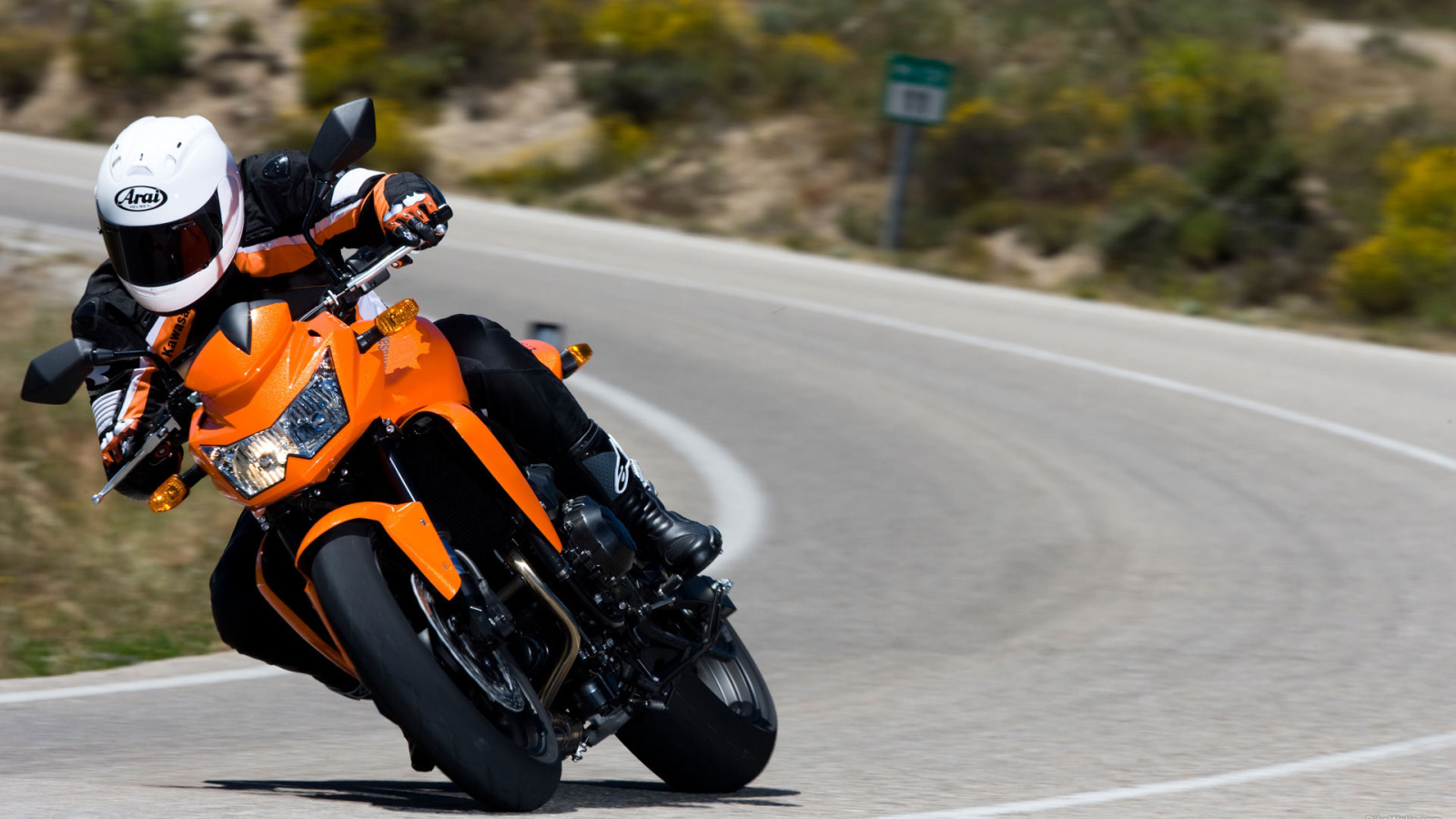 Мотоцикл Z750 на шоссе