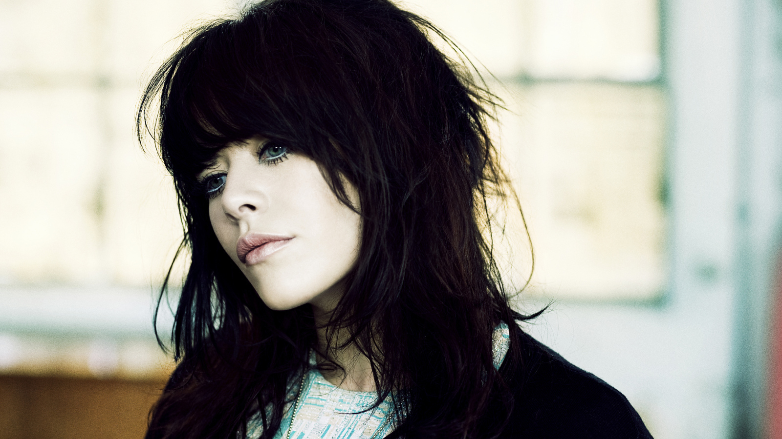 Alex Hepburn задумчивая