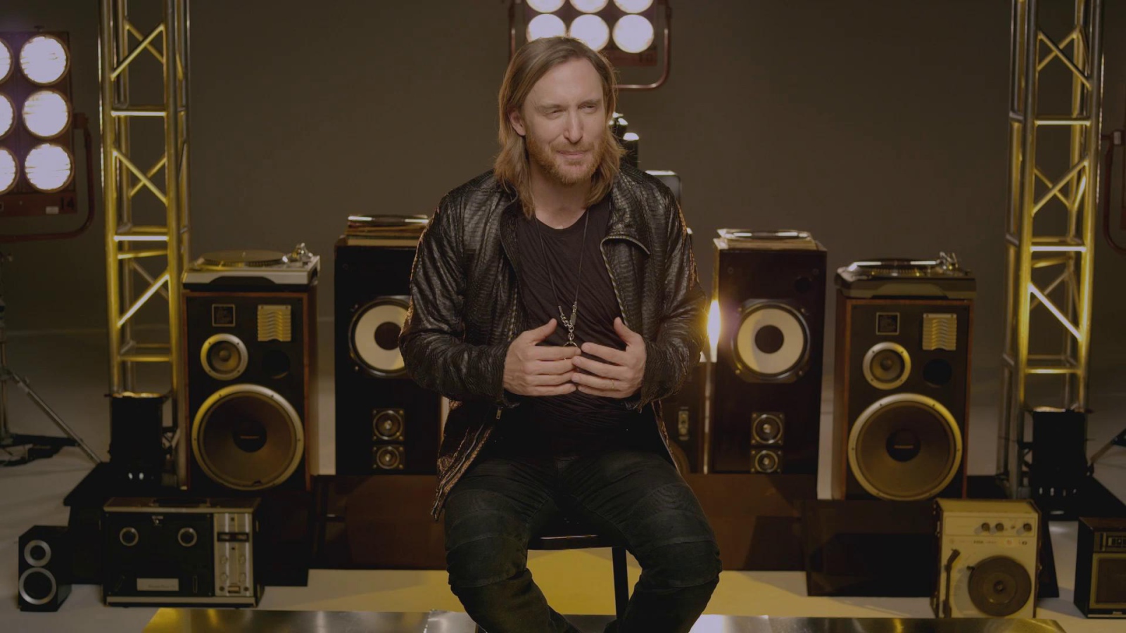 David Guetta около аппаратуры