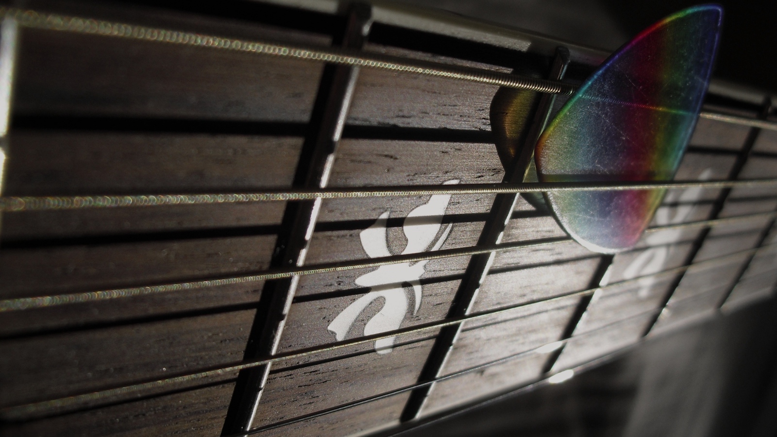 Гриф гитары с медиатором