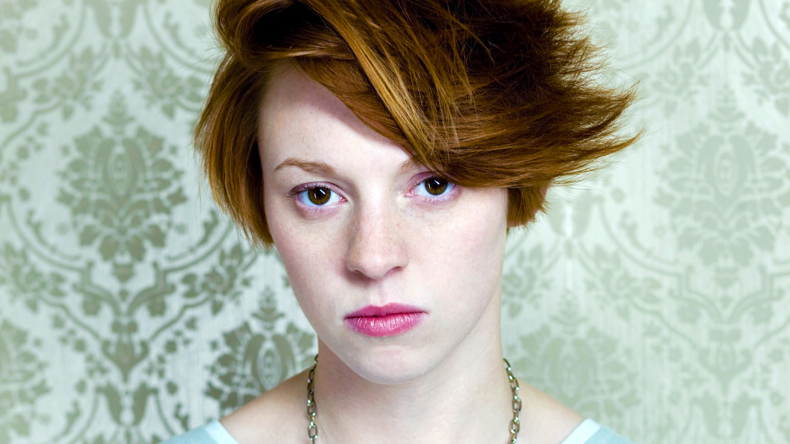 La Roux в зеленом фоне