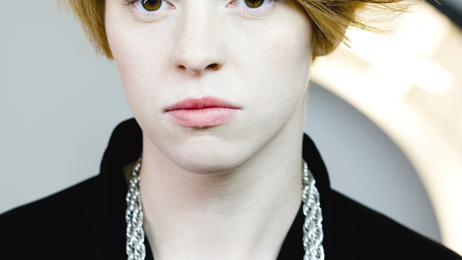 La Roux в серебряной цепочке