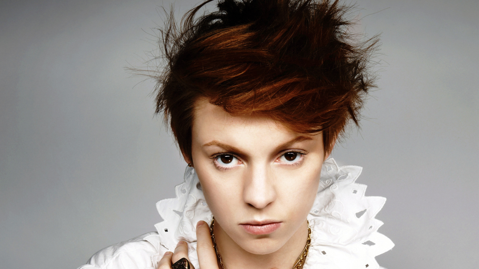La Roux сердитый взгляд