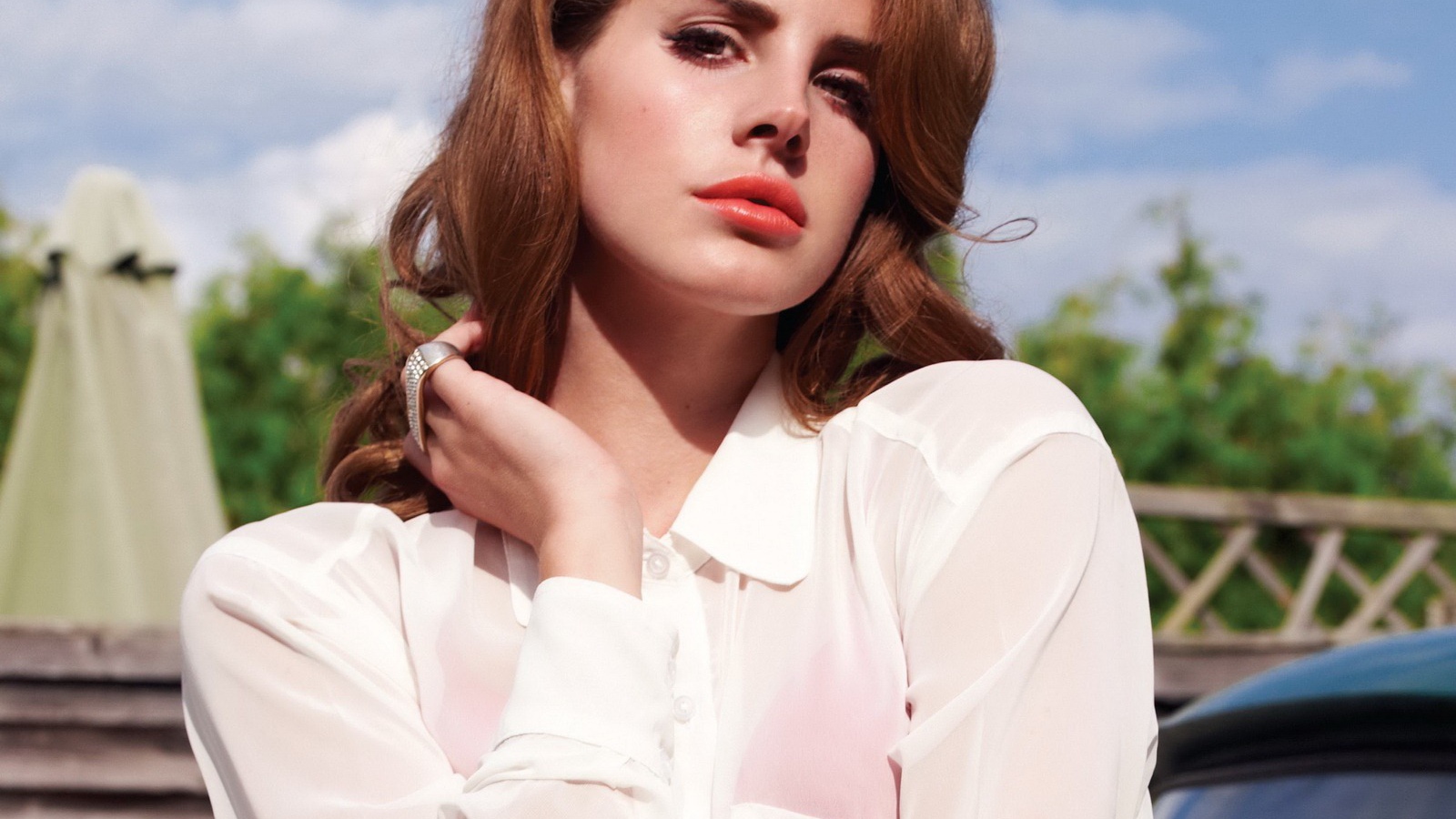 Lana Del Rey в прекрасном парке