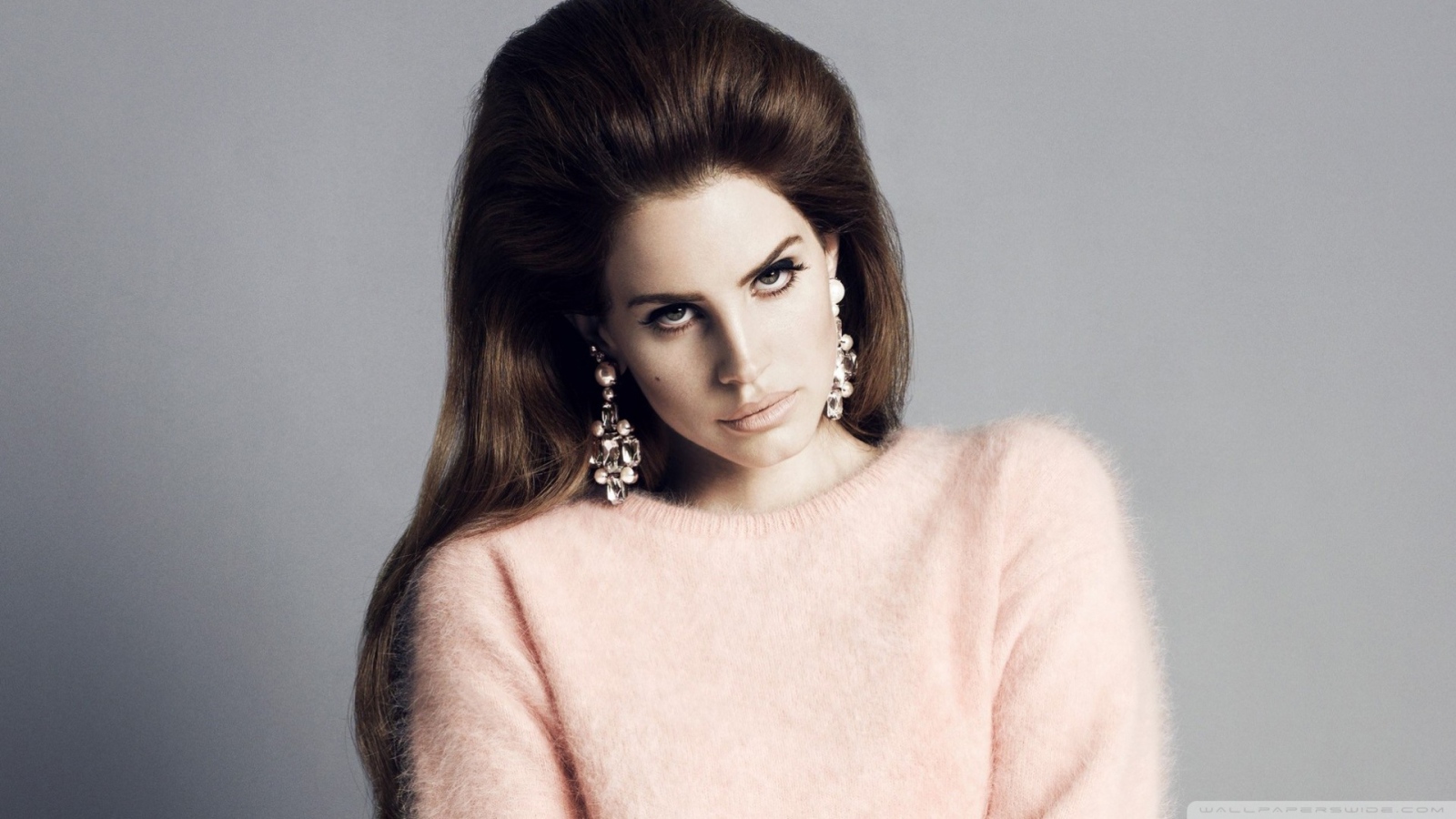 Lana Del Rey прекрасный розовый свитер