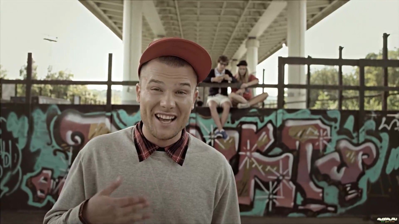 Макс Корж около граффити