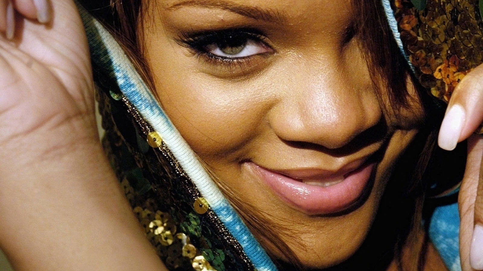 Rihanna привлекательная улыбка