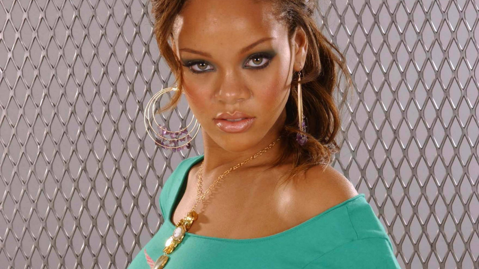 Rihanna золотое ожерелье