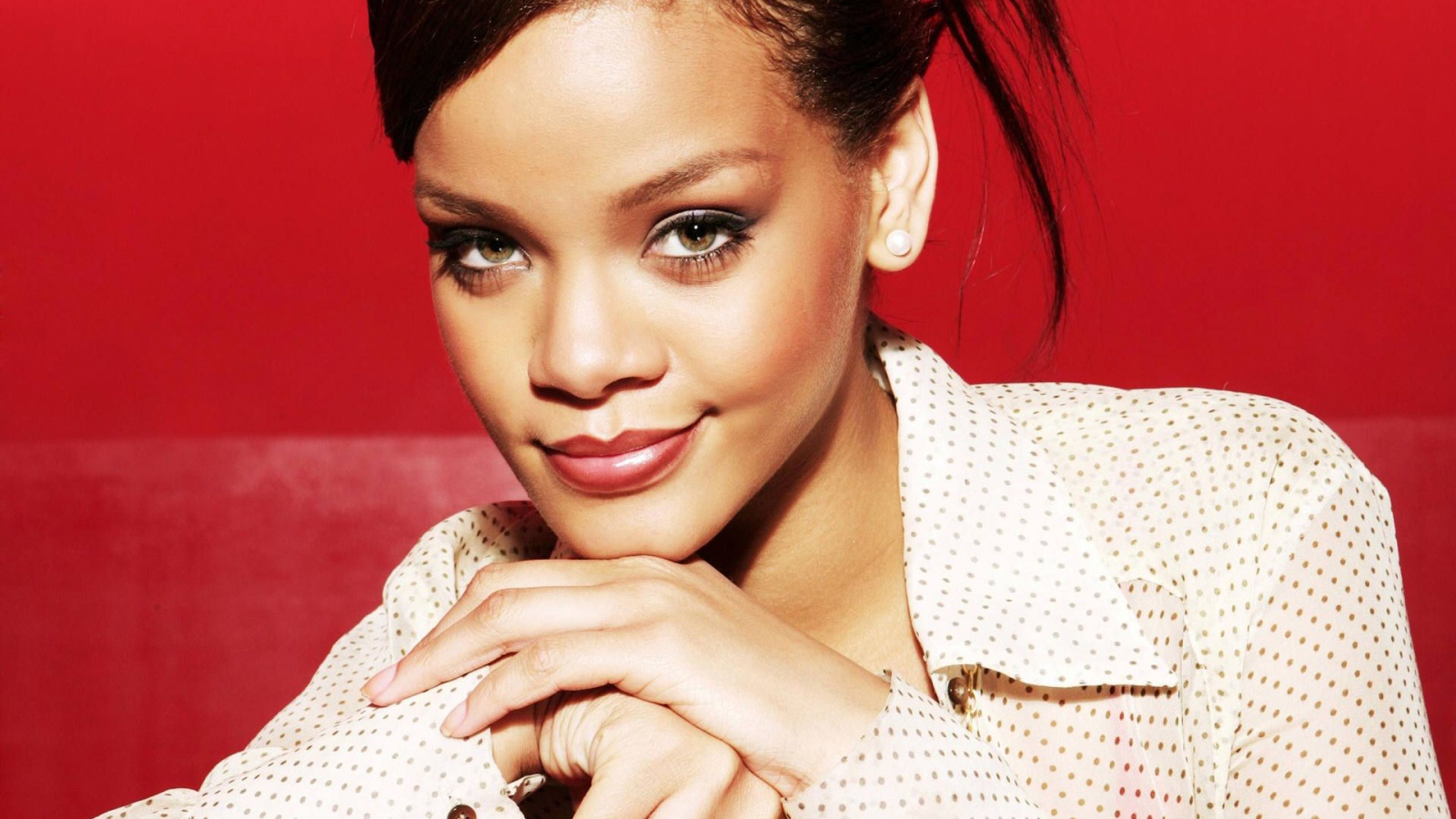 Rihanna в белой рубашке