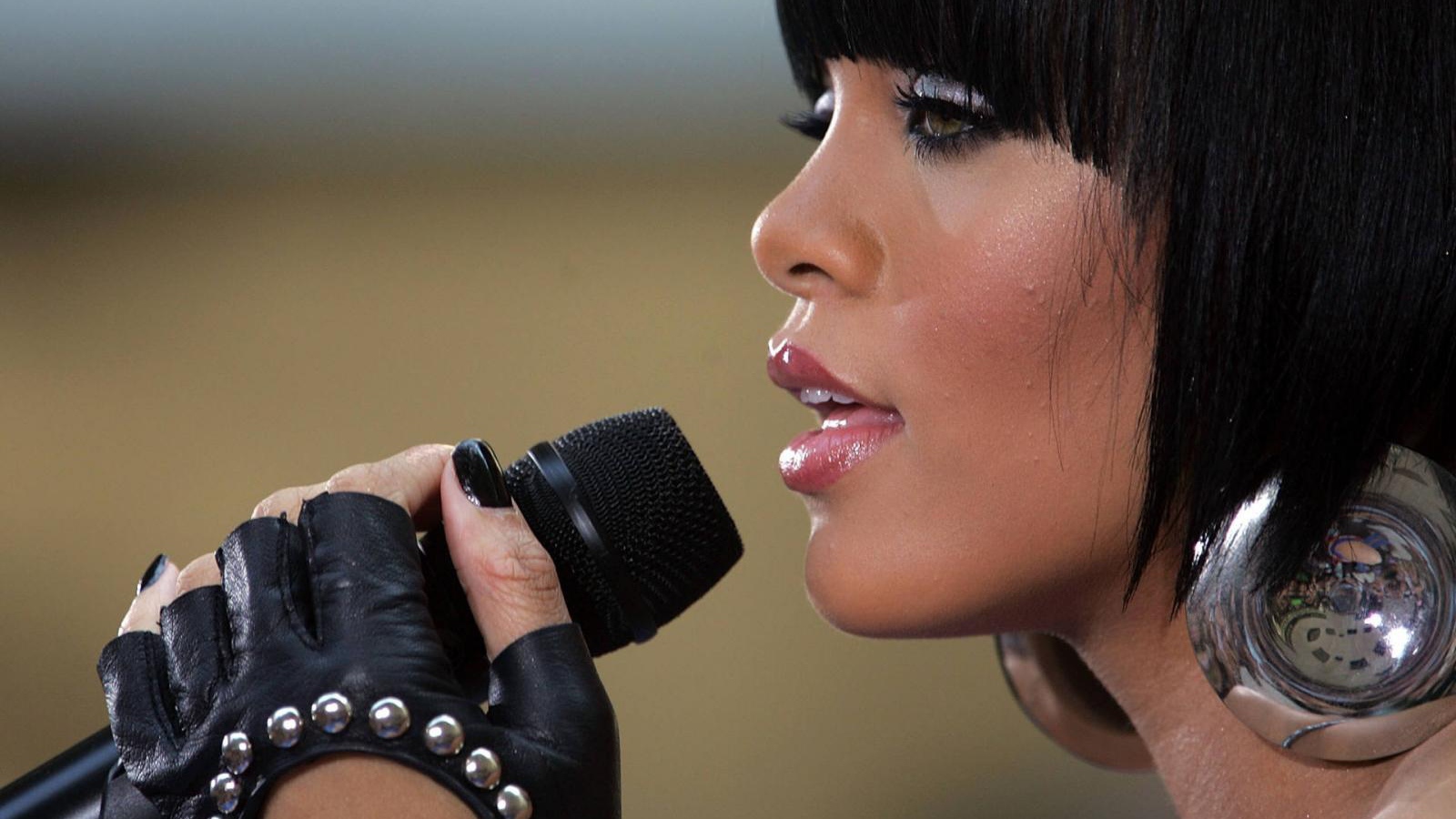  Рианна поет свою последнюю песню