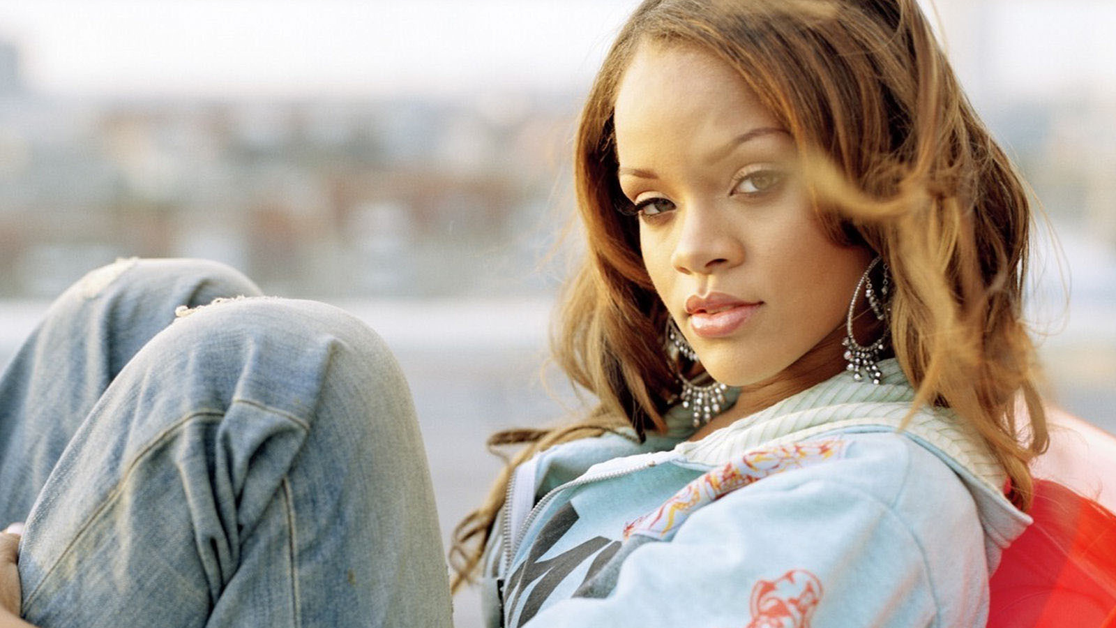 Rihanna на стуле