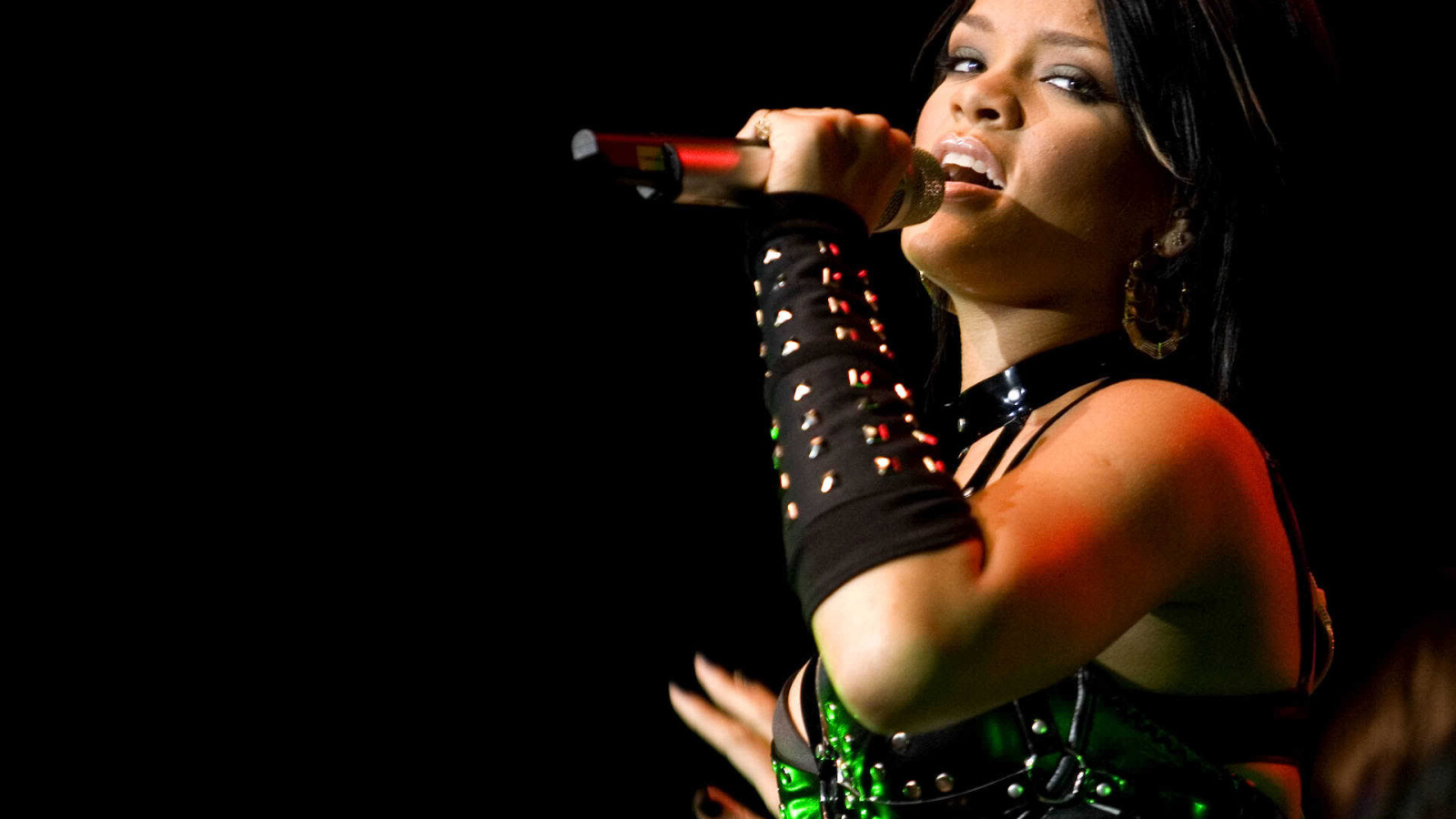 Рианна поет свою новую песню