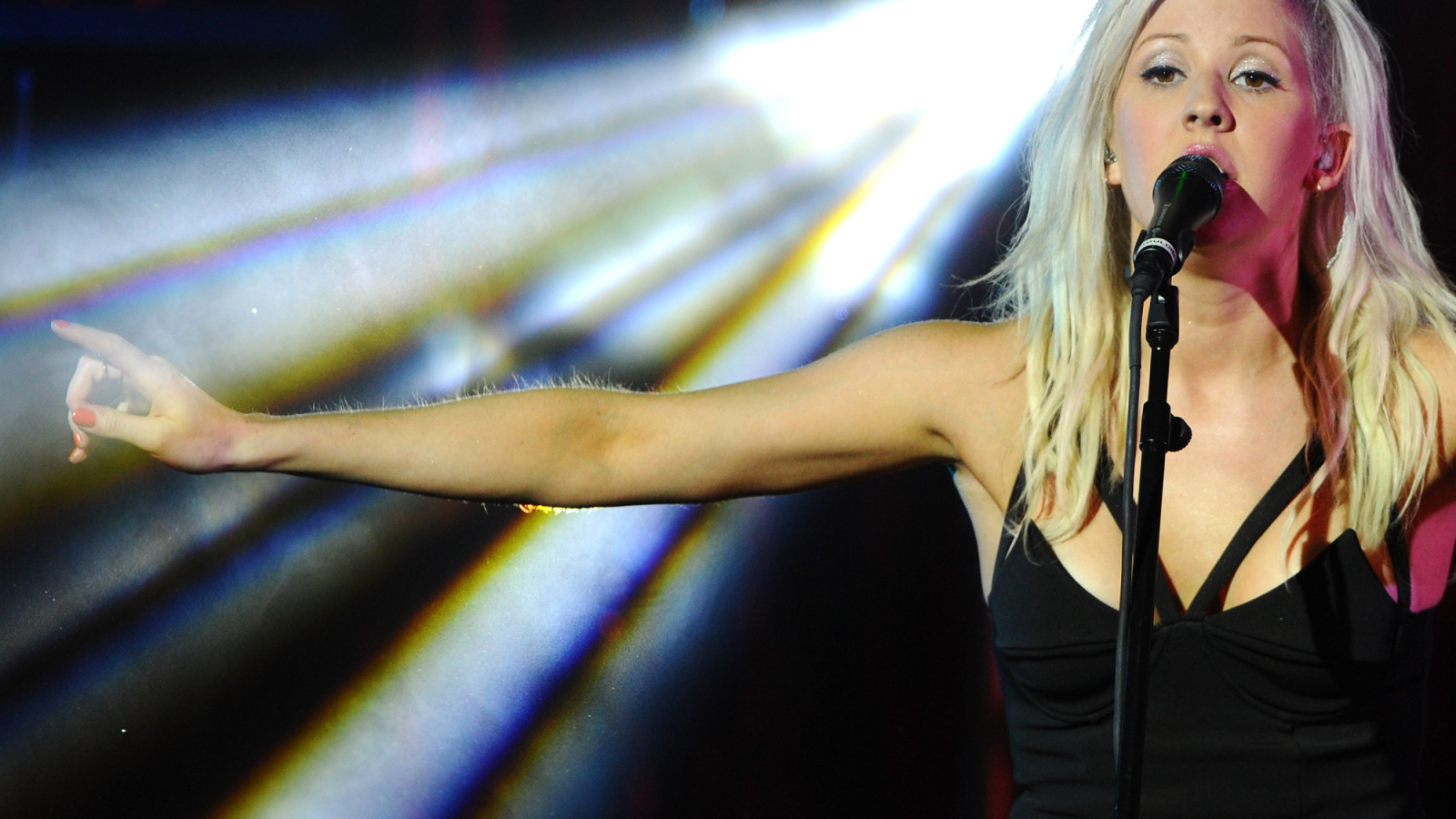 Певица Ellie Goulding исполняет песню Burn