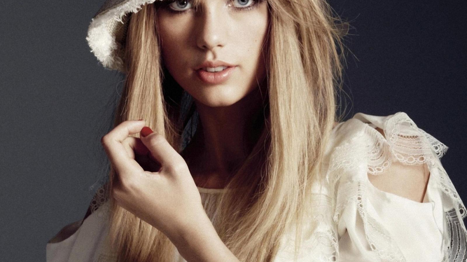 Taylor Swift в белой шляпе