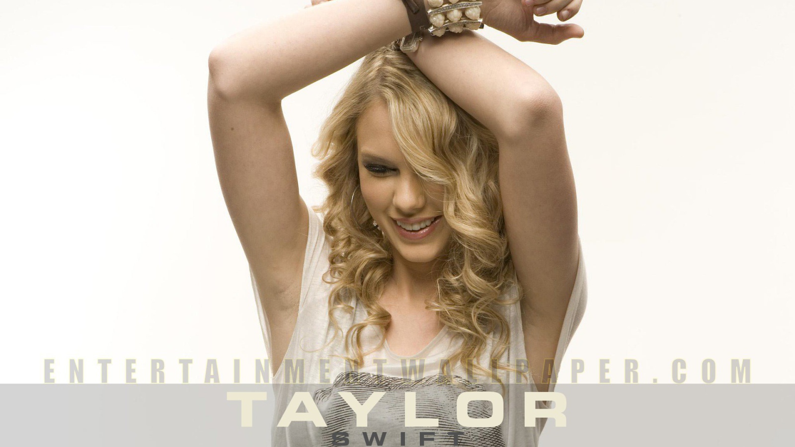 Taylor Swift смеется