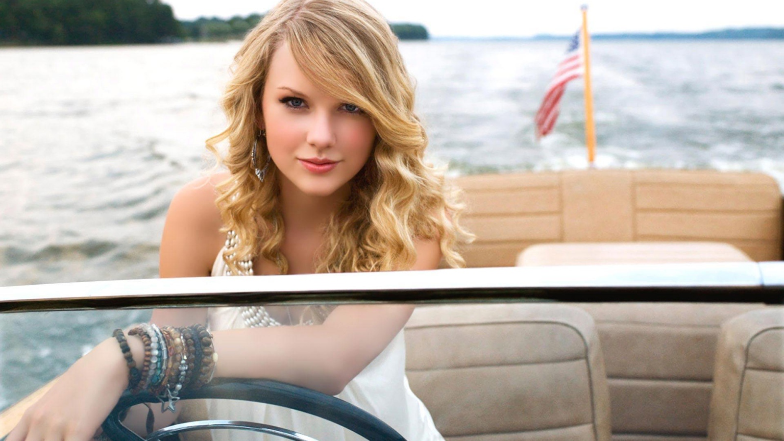 Taylor Swift плавает на теплоходе