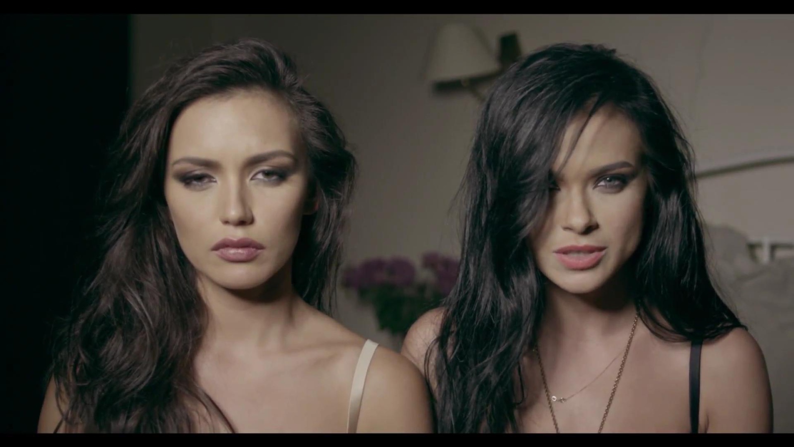 Группа Серебро поет песню Мало тебя