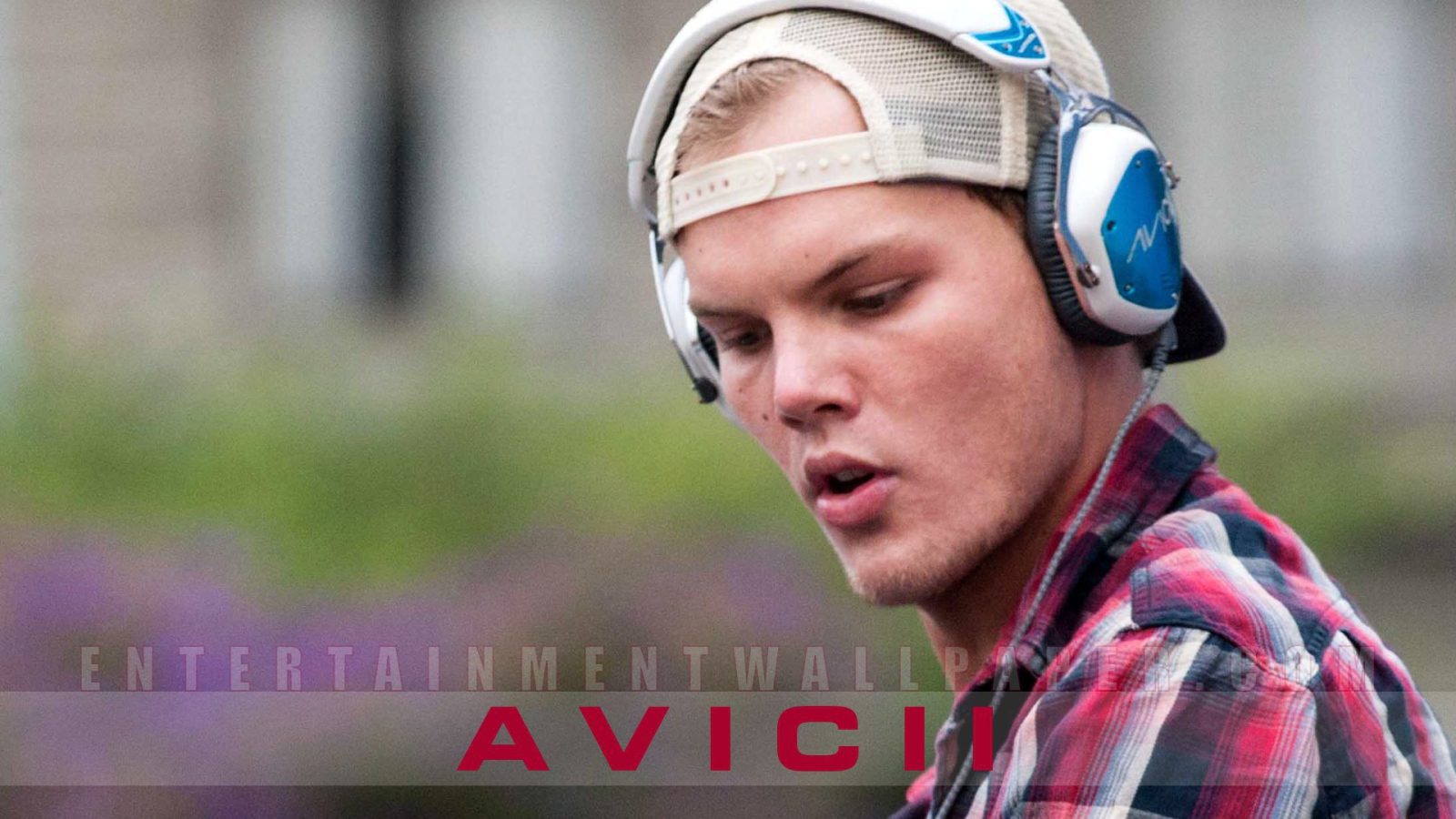 Avicii в наушниках