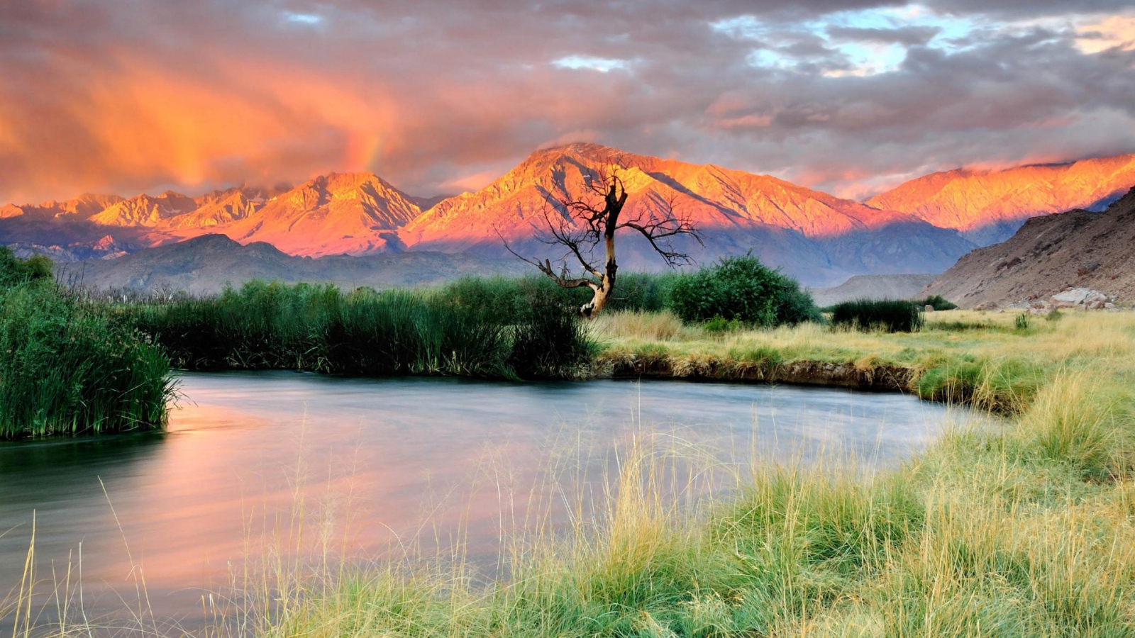 Горы и река на закате