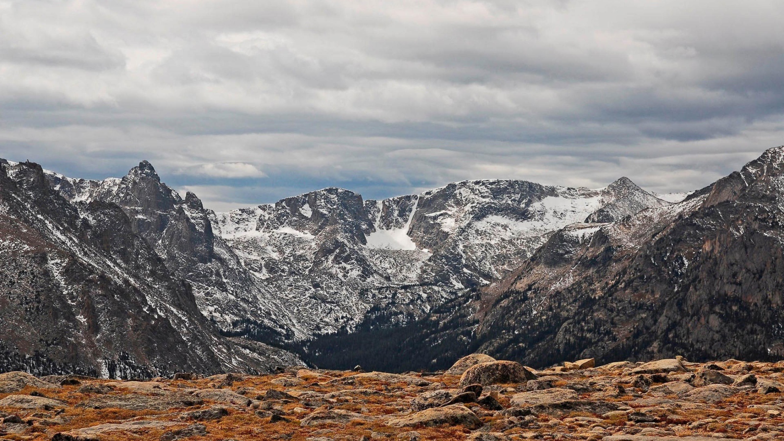 Вид на заснеженные горы