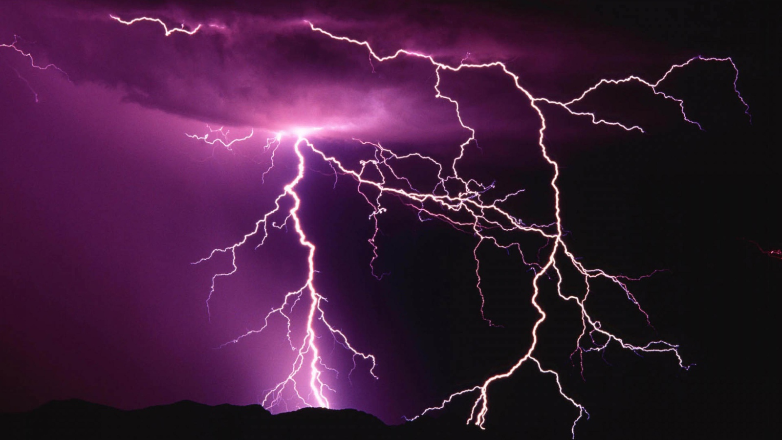 Молнии в небе