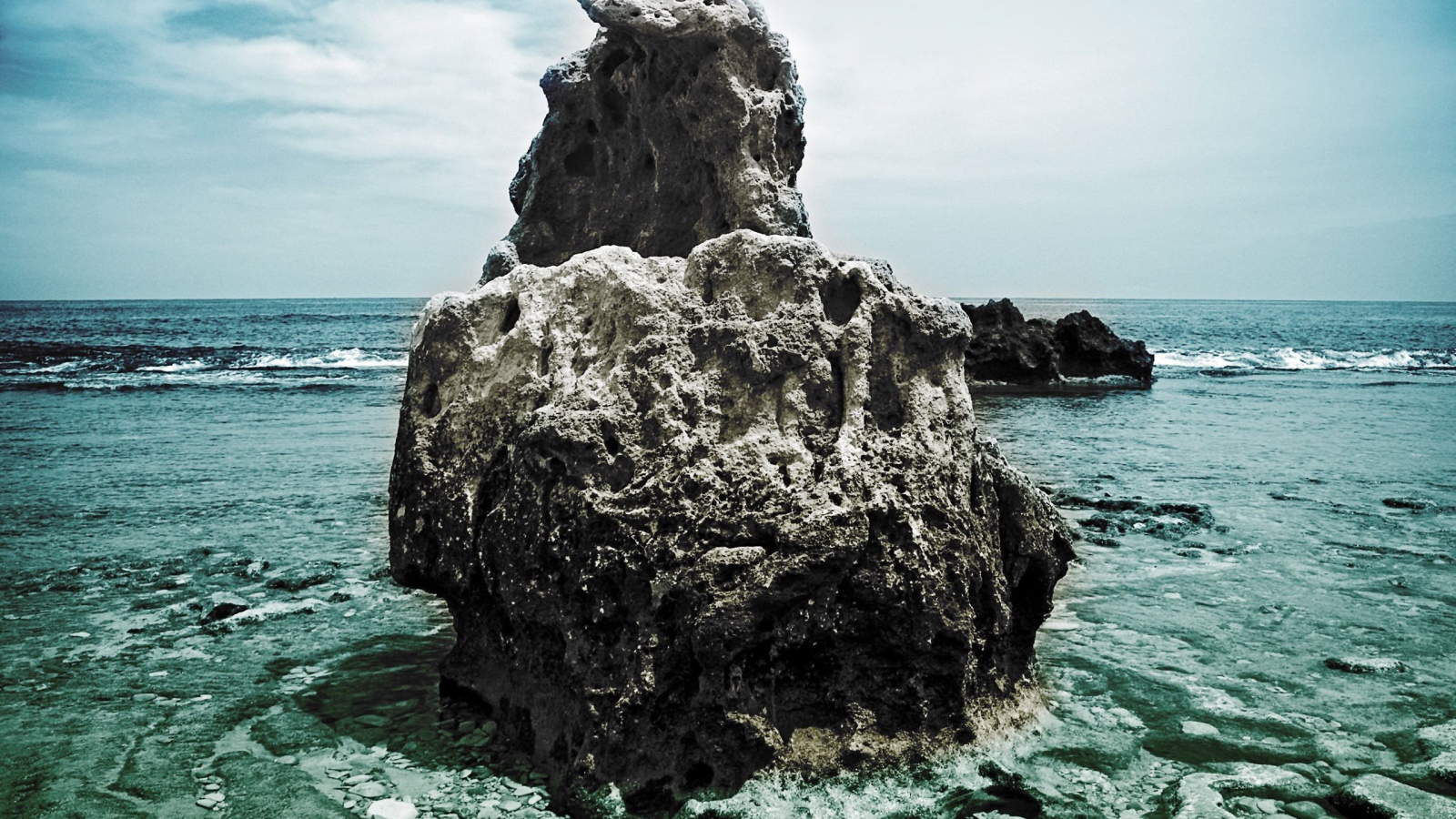 Камень в море