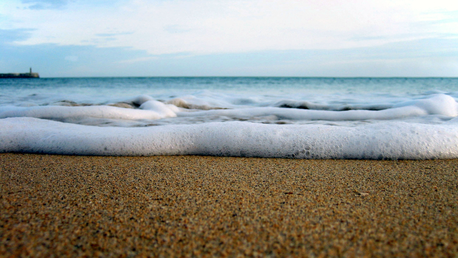 Пена волн на пляже