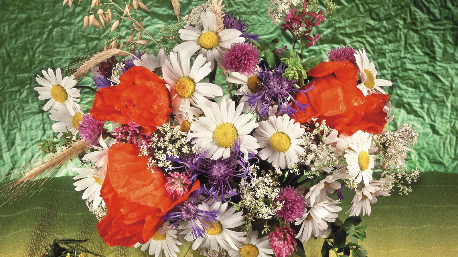 Букет из ромашек и других цветов